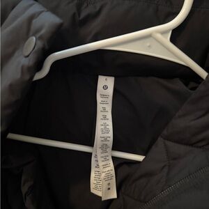 LULULEMON CROPPED Black Puffer Jacket.  size 6